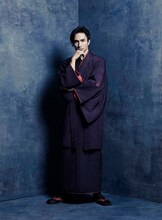 橘ケンチ扮する中禅寺秋彦。