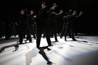 2018年に初演された「Mirroring Memories ―それは尊き光のごとく」より。（Photo：Kishin Shinoyama）