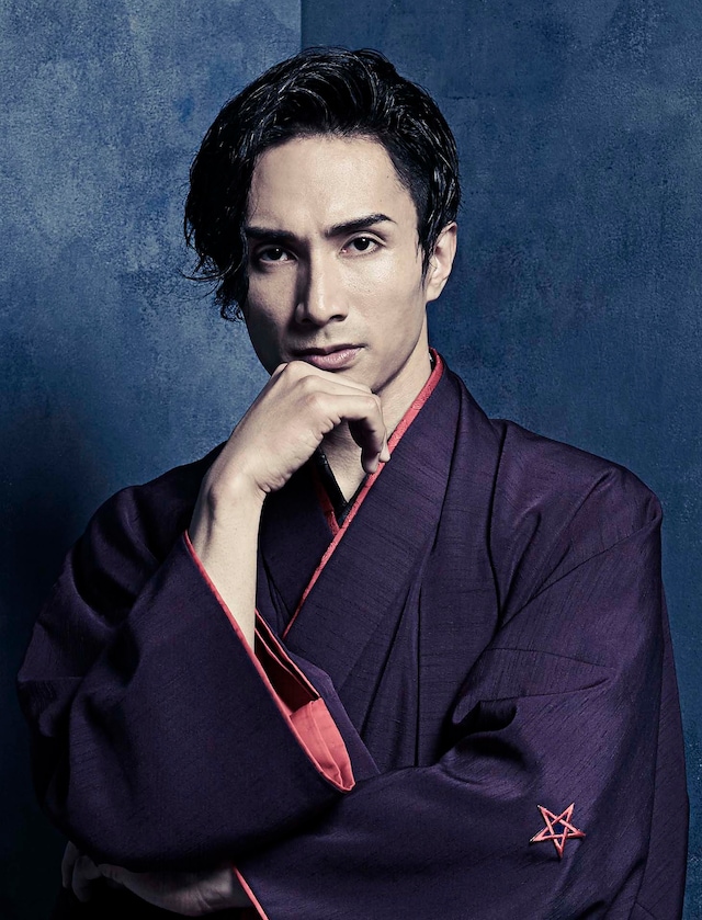 橘ケンチ扮する中禅寺秋彦。