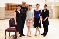 左から高橋怜衣、ルーク・ヘイドン、成田紗弥、杉山桃子、浅川紫織。