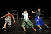 小池博史ブリッジプロジェクト「新・三人姉妹」より。（photo by Hiroshi Koike）