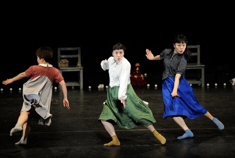 小池博史ブリッジプロジェクト「新・三人姉妹」より。（photo by Hiroshi Koike）