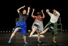 小池博史ブリッジプロジェクト「新・三人姉妹」より。（photo by Hiroshi Koike）