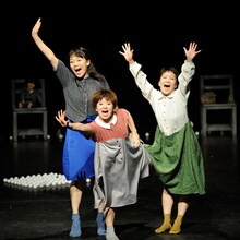 小池博史ブリッジプロジェクト「新・三人姉妹」より。（photo by Hiroshi Koike）