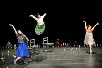 小池博史ブリッジプロジェクト「新・三人姉妹」より。（photo by Hiroshi Koike）