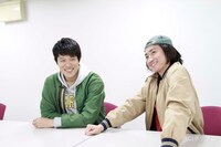 「渦が森団地の眠れない子たち」取材会より、左から鈴木亮平、藤原竜也。