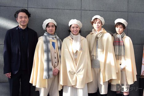 KAAT神奈川芸術劇場プロデュース「恐るべき子供たち」囲み取材より、左から白井晃、松岡広大、南沢奈央、柾木玲弥、馬場ふみか。