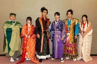 舞台「信長の野望・大志 夢幻 ～本能寺の変～」の出演者。左から彦摩呂、田中れいな、鶏冠井孝介、谷佳樹、友常勇気、前田亜美。