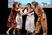 「2万人の鼓動 TOURSミュージカル『赤毛のアン』」制作記者発表会より。左からMCを務めたリンド夫人役の大和田りつこ、マリラ役の旺なつき、アン役の田中れいな、マシュウ役の越智則英。