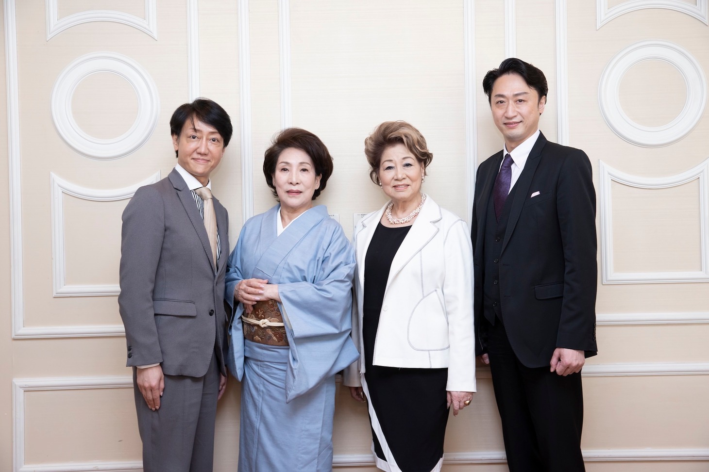 左から河合雪之丞、波乃久里子、水谷八重子、喜多村緑郎。