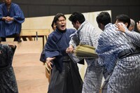 三五郎（松本白鸚）に叩かれる大黒屋光太夫（松本幸四郎）。