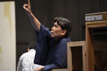 風を読む三五郎（松本白鸚）。