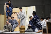 「三谷かぶき『月光露針路日本(つきあかりめざすふるさと)』風雲児たち」稽古より。おみくじで陸までの距離を占う大黒屋光太夫(松本幸四郎)一行。