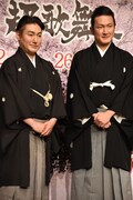 左から澤村國矢、中村獅童。