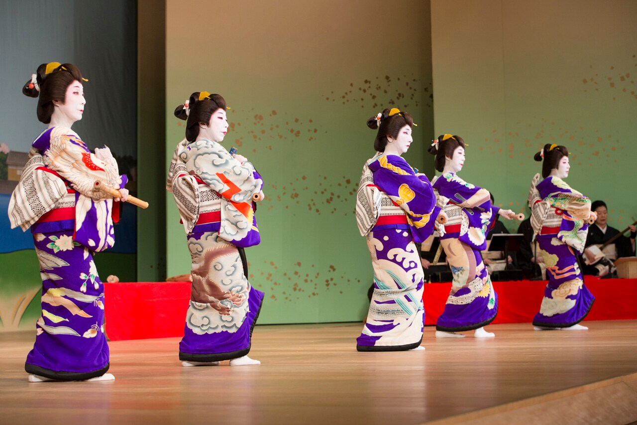 料亭の酒や肴も、第95回「東をどり」が“賑やかに華やかに”開幕