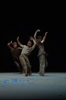 Co.山田うん「プレリュード」より。（Photo by HAL KUZUYA）