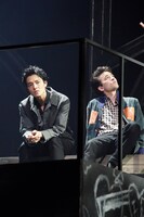 「BACKBEAT」より。左から上口耕平演じるピート・ベスト、JUON（FUZZY CONTROL）演じるポール・マッカートニー。（撮影：田中亜紀）