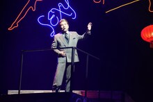 「BACKBEAT」より。ブルーノ・コシュミダー役の 尾藤イサオ。（撮影：田中亜紀）