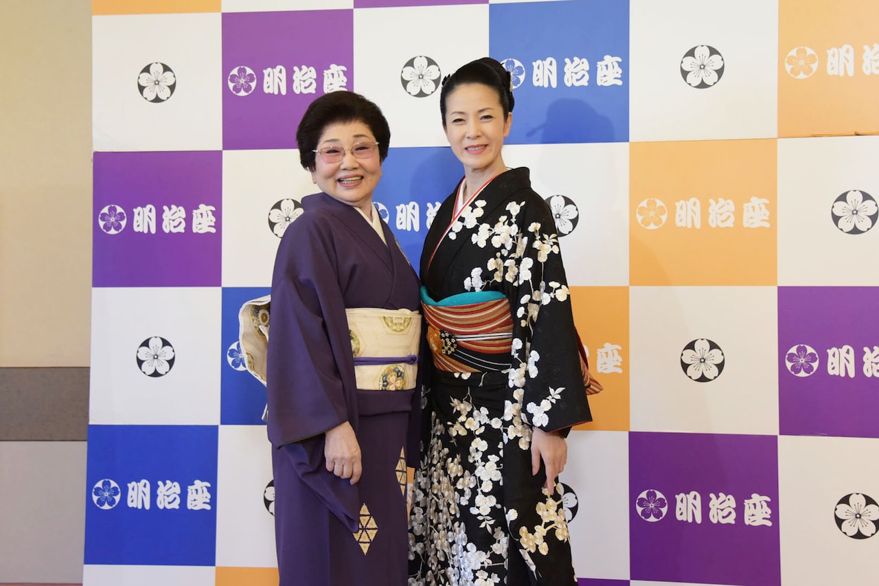 明治座 6月公演「坂本冬美特別公演 泉ピン子友情出演」囲み取材より。左から泉ピン子、坂本冬美。