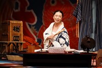 こまつ座 第128回公演「化粧二題」より。（撮影：田中亜紀）