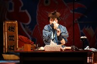 こまつ座 第128回公演「化粧二題」より。（撮影：田中亜紀）