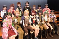 演劇女子部「遙かなる時空の中で6 外伝 ～黄昏ノ仮面～」フォトセッションより。前列左から山岸理子、秋山眞緒、岸本ゆめの、小片リサ、小野瑞歩、小野田紗栞、谷本安美。後列左から石田亜佑美、小野田暖優、須藤茉麻、扇けい、清水佐紀、金光留々、牧野真莉愛。