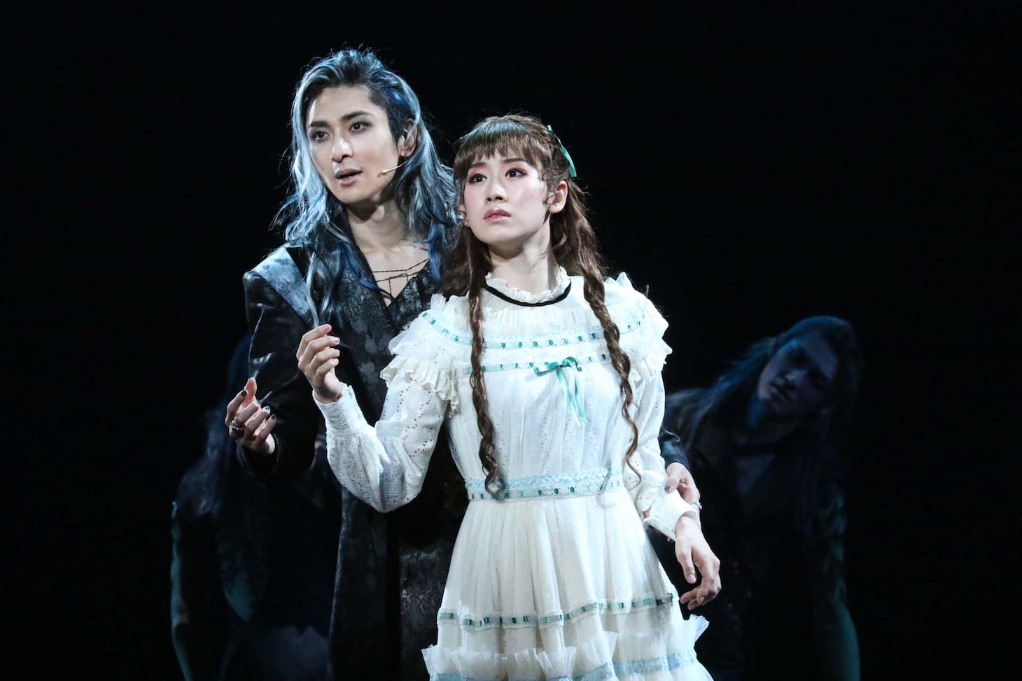 ミュージカル「エリザベート」より、左から古川雄大演じるトート、愛希れいか演じるエリザベート。