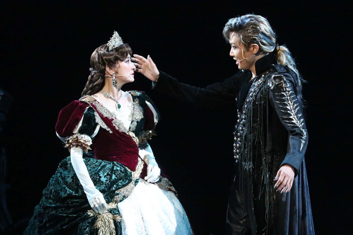 ミュージカル「エリザベート」より、左から花總まり演じるエリザベート 