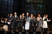 ミュージカル「エリザベート」より、山崎育三郎演じるルイジ・ルキーニ（中央）。