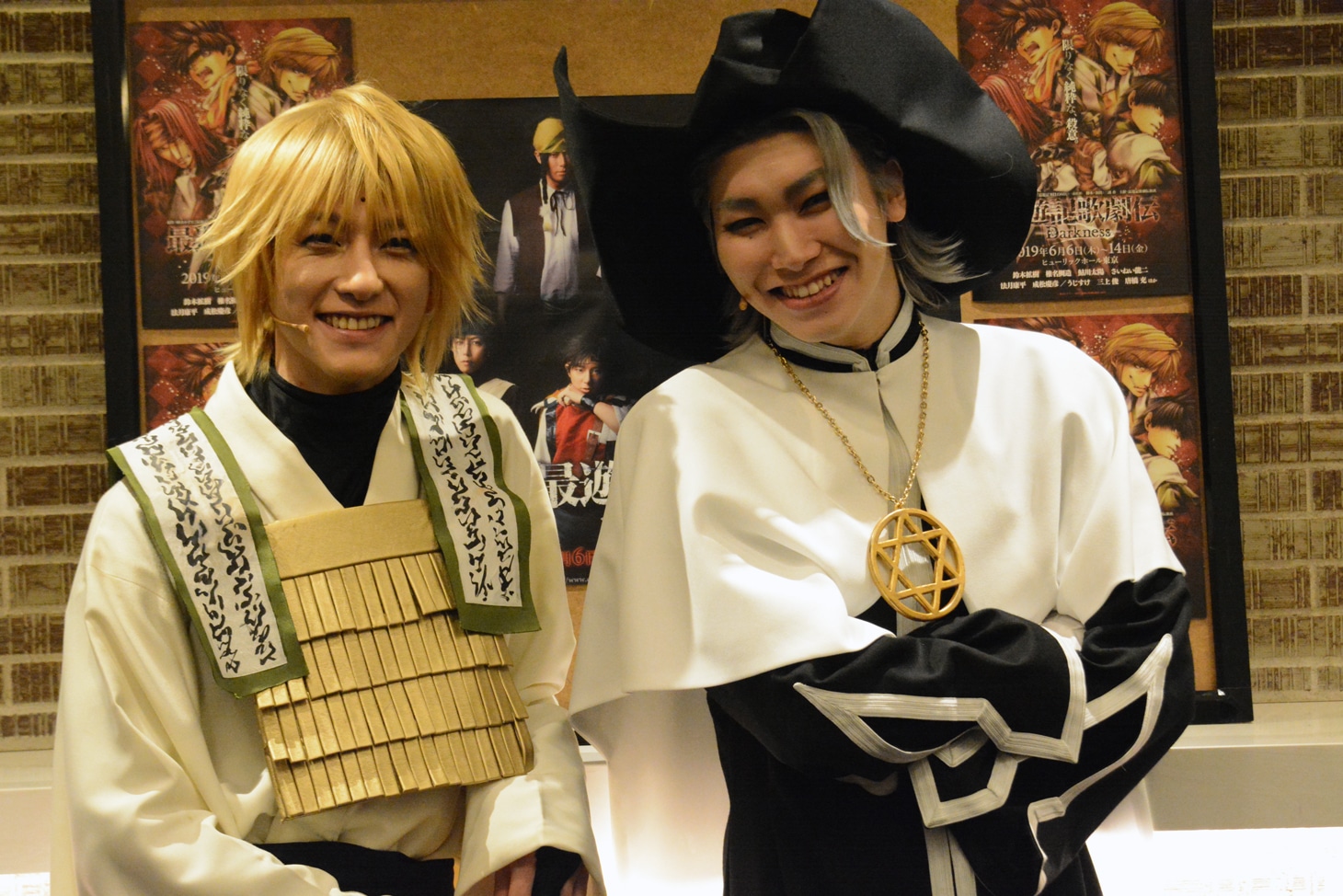 「最遊記歌劇伝－Darkness－」フォトセッションより。左から玄奘三蔵役の鈴木拡樹、ヘイゼル役の法月康平。