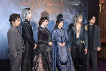 ミュージカル「エリザベート」囲み取材より、左から成河、古川雄大、愛希れいか、花總まり、井上芳雄、山崎育三郎。