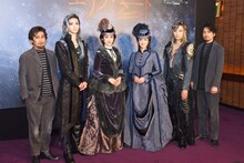 ミュージカル「エリザベート」囲み取材より、左から成河、古川雄大、愛希れいか、花總まり、井上芳雄、山崎育三郎。