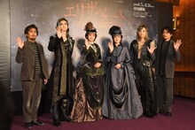 ミュージカル「エリザベート」囲み取材より、左から成河、古川雄大、愛希れいか、花總まり、井上芳雄、山崎育三郎。