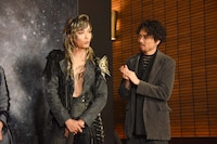 井上芳雄に拍手を送る山崎育三郎。