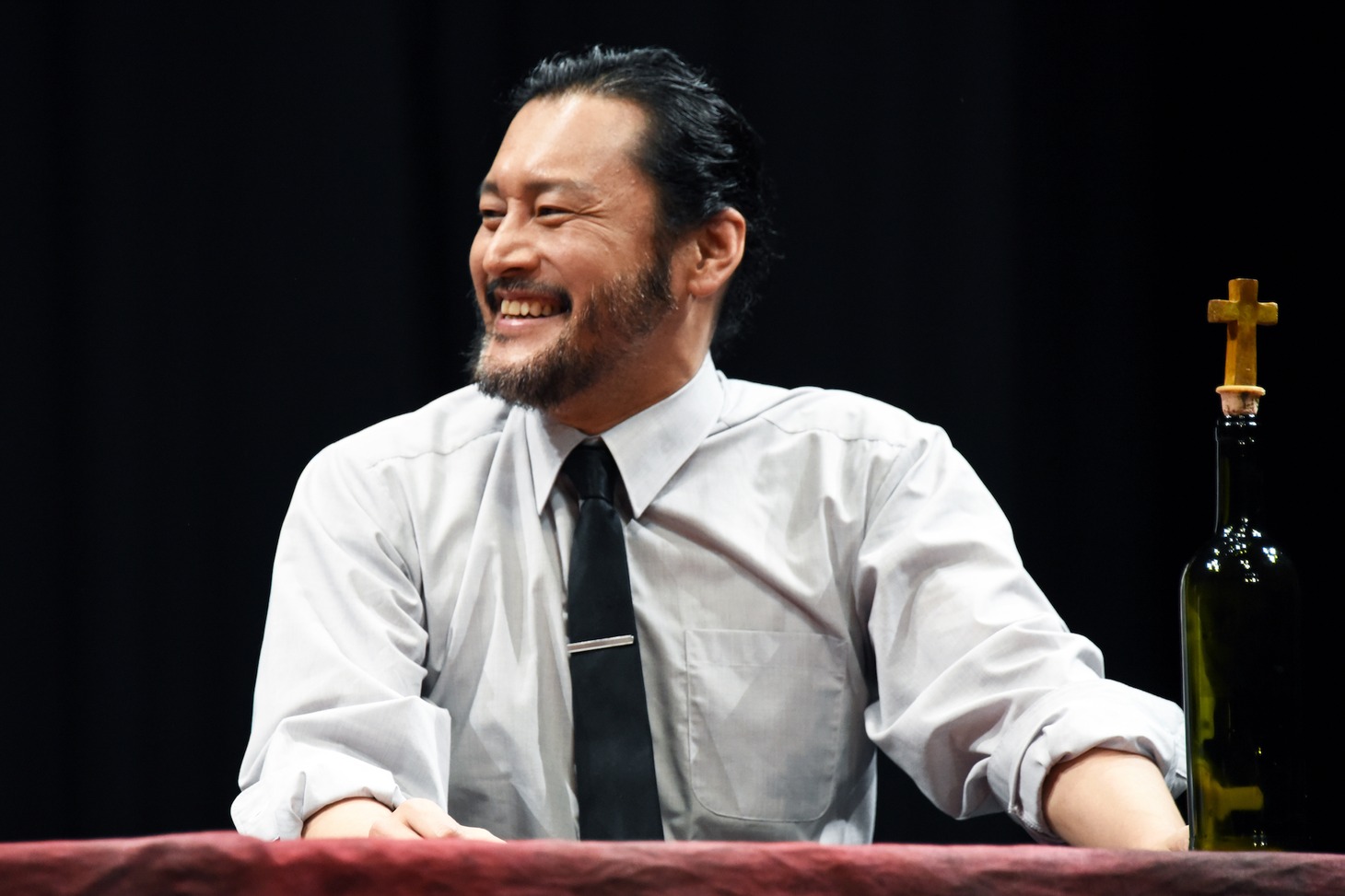 横田栄司演じるアガメムノン。