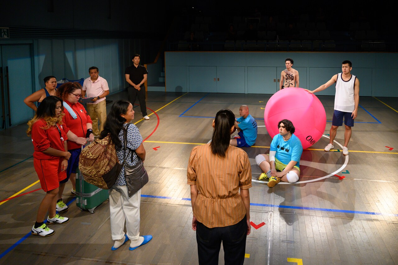 重さ約1キロのボールを操る、田上豊演出「KIN-BALL キンボール」開幕