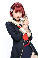 小片リサ扮する高塚梓。