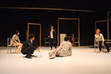 モダンスイマーズ結成20周年記念公演「ビューティフルワールド」舞台稽古の様子。