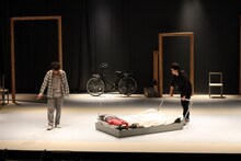 モダンスイマーズ結成20周年記念公演「ビューティフルワールド」舞台稽古の様子。