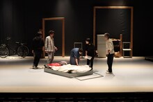 モダンスイマーズ結成20周年記念公演「ビューティフルワールド」舞台稽古の様子。