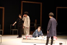 モダンスイマーズ結成20周年記念公演「ビューティフルワールド」舞台稽古の様子。