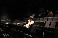 モダンスイマーズ結成20周年記念公演「ビューティフルワールド」舞台稽古の様子。蓬莱竜太。