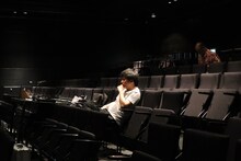 モダンスイマーズ結成20周年記念公演「ビューティフルワールド」舞台稽古の様子。蓬莱竜太。