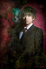 富田翔扮するカガミ。