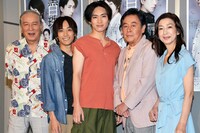 「黒白珠」囲み取材より。左から村井國夫、平間壮一、松下優也、風間杜夫、高橋惠子。