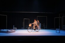 モダンスイマーズ結成20周年記念公演「ビューティフルワールド」より。