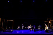 モダンスイマーズ結成20周年記念公演「ビューティフルワールド」より。