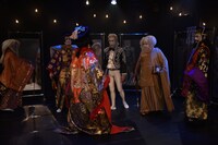 花組ヌーベル「実験浄瑠璃劇『毛皮のマリー』」より、夢組の公演の様子。（撮影：宮内勝）