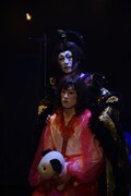 花組ヌーベル「実験浄瑠璃劇『毛皮のマリー』」より、夢組の公演の様子。（撮影：宮内勝）