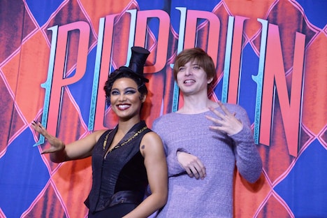 ブロードウェイミュージカル「ピピン」囲み取材より、踊るようにポーズをとりながら笑うCrystal Kay（左）、城田優（右）。